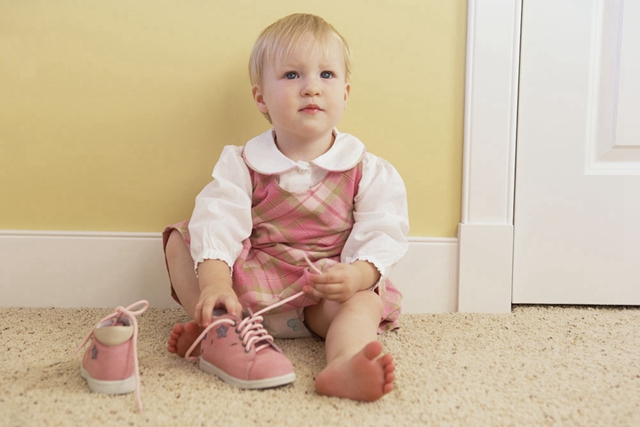 小孩子为什么不喜欢穿鞋也不怕冷,小孩为什么都不喜欢穿鞋和袜子