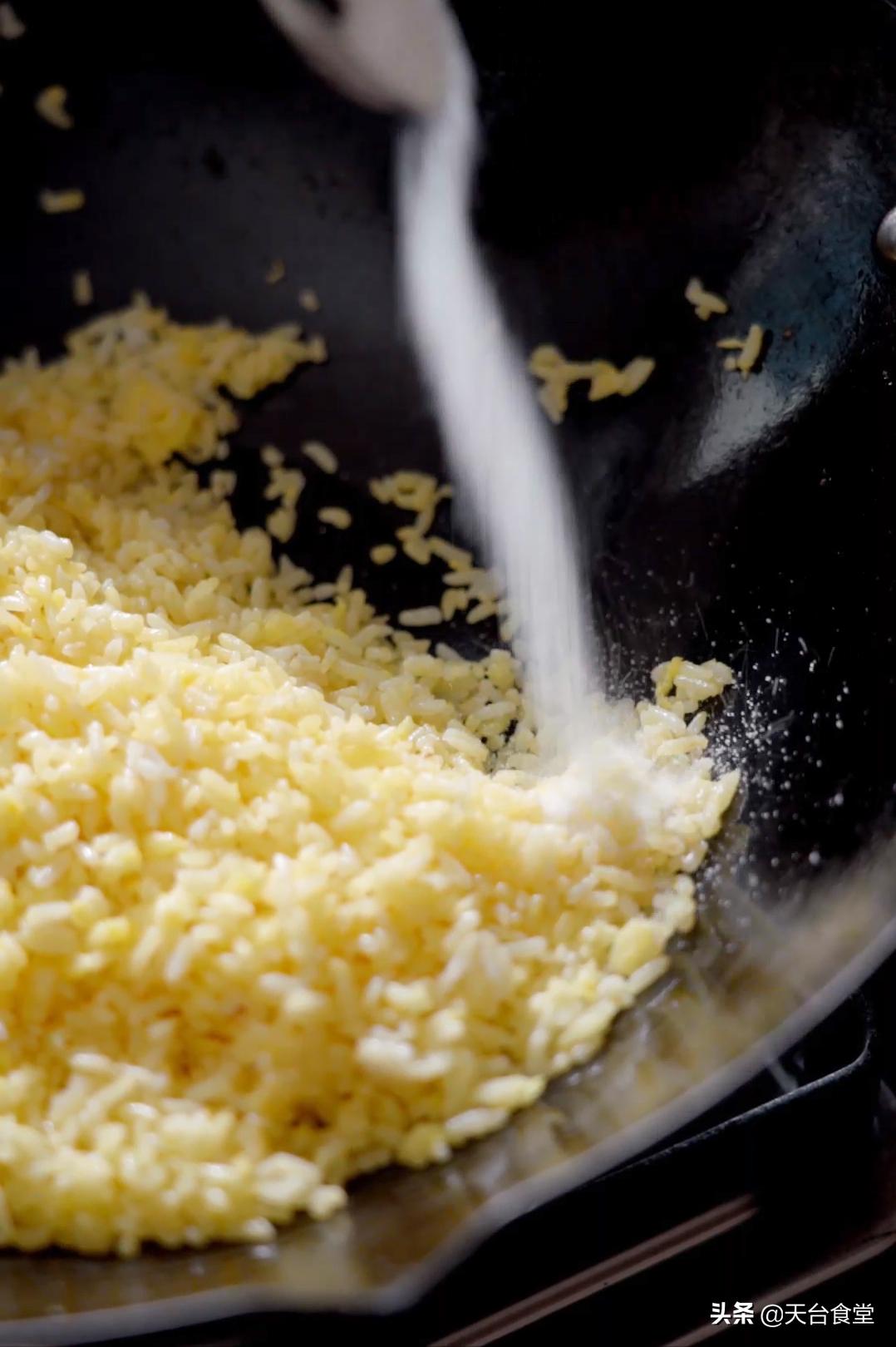 一个简单的蛋炒饭也能色香味俱全,一碗蛋炒饭加大片肉