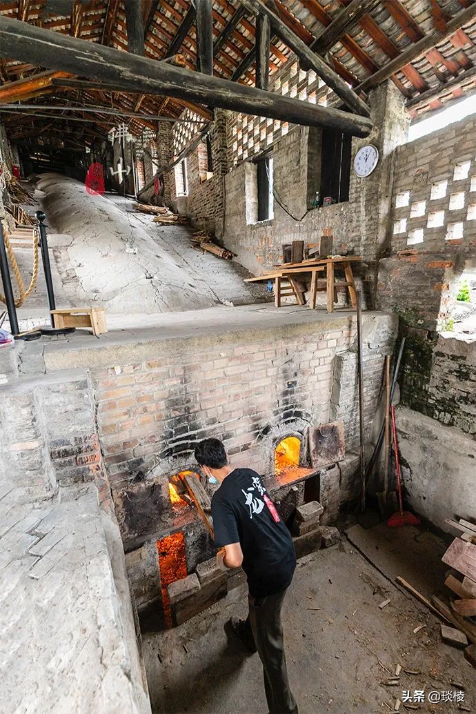 跑男去过的南风古灶，是世界上最古老的柴烧龙窑，至今仍在使用