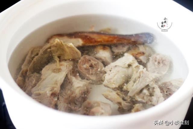 电砂锅炖骨头汤的正确做法,砂锅奶白骨头玉米汤