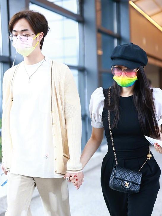 母子情深就毫不避讳？19岁恩利与伊能静现身机场，紧牵双手似姐弟