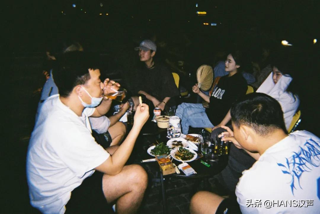 武汉神秘三角地，马路牙子上的通宵派对