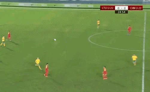 国足低级失误动图gif,国足1-5惨败泰国孙可救球gif