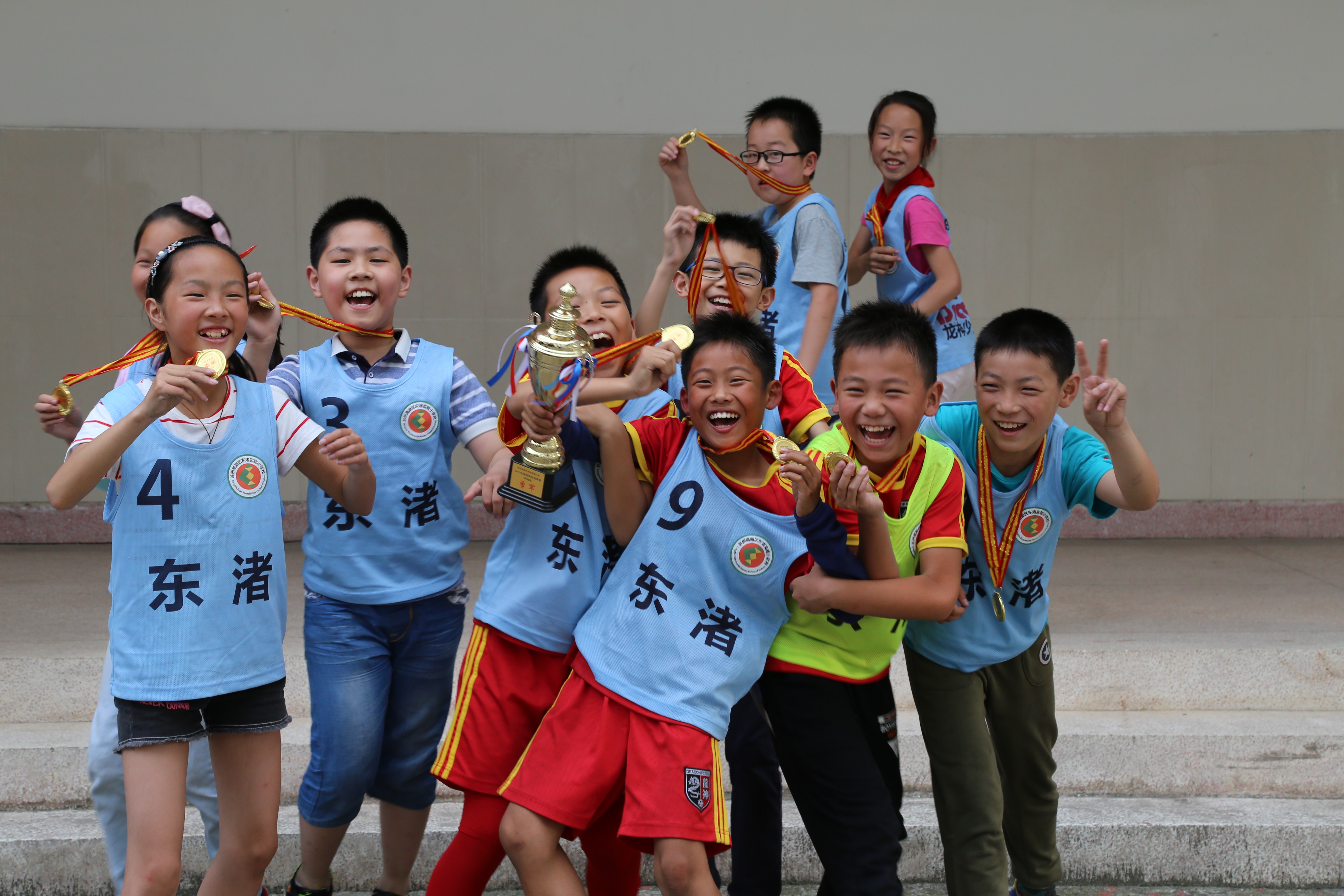 一年级小足球大梦想绘画,实验小学小篮球大梦想