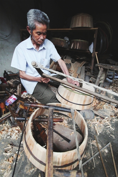 老行当箍桶匠图片,箍桶消失的老人