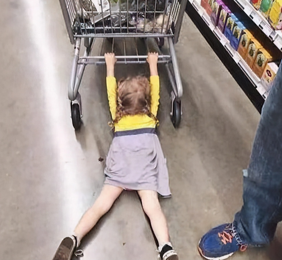 当孩子哭闹撒泼打滚时,如何应对孩子撒泼打滚哭闹不止