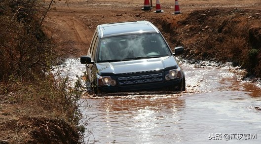车辆涉水后车头冒白烟，汽车涉水步骤介绍