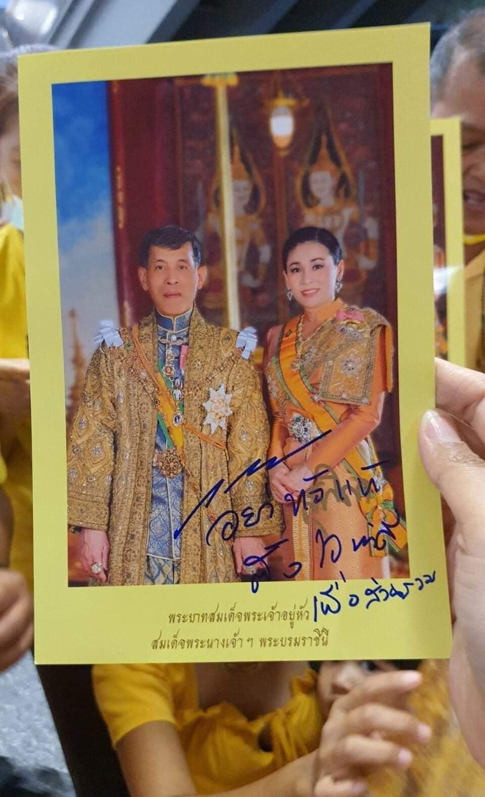 泰国人民很爱国王,拿着国王的签名激动万分,拉玛十世很是欣慰