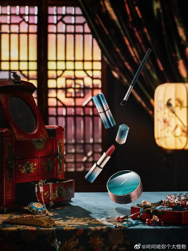 李佳琦捧火的花西子彩妆品牌，它的国潮风包装设计很赞！