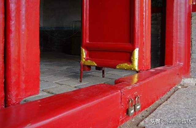 寺庙门槛为什么要一步跨过,寺庙的门槛为什么不能踩踏