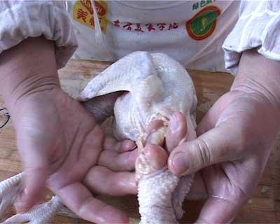 最详细鸡爪焯水剔骨教程,整鸡去骨正宗做法