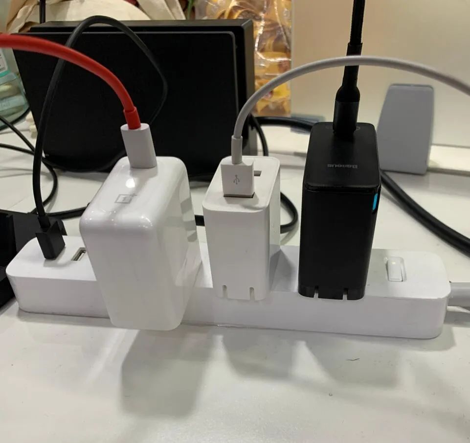 中年男人真实写照,中年男子沉迷充电宝