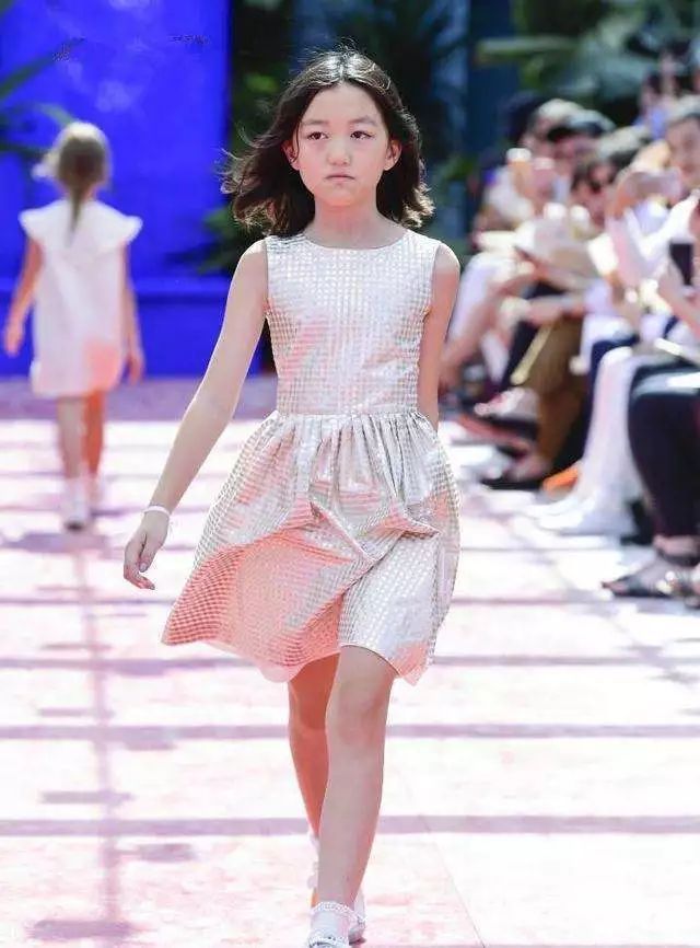 王菲女儿李嫣是兔唇，一样很“美”，该如何回答孩子的问题我丑吗