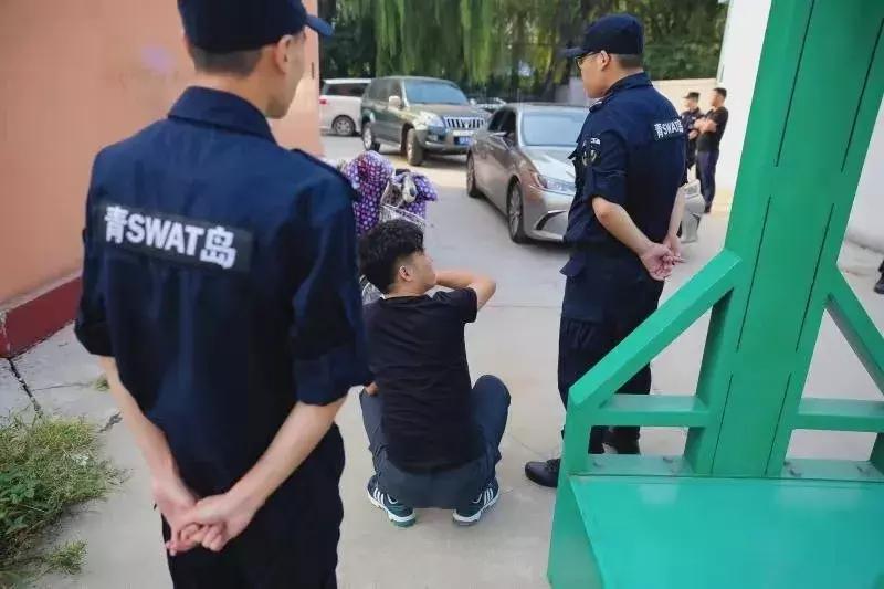 新野警方破获一起售卖假名牌,实拍青岛500多警力突袭诈骗窝点