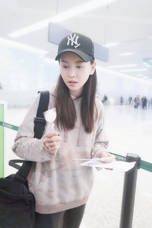 于文文机场灰色卫衣戴黄墨镜,于文文穿皮裤唱体面