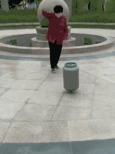 三个傻子跟我一块踢球gif,和两傻子在一起踢球gif