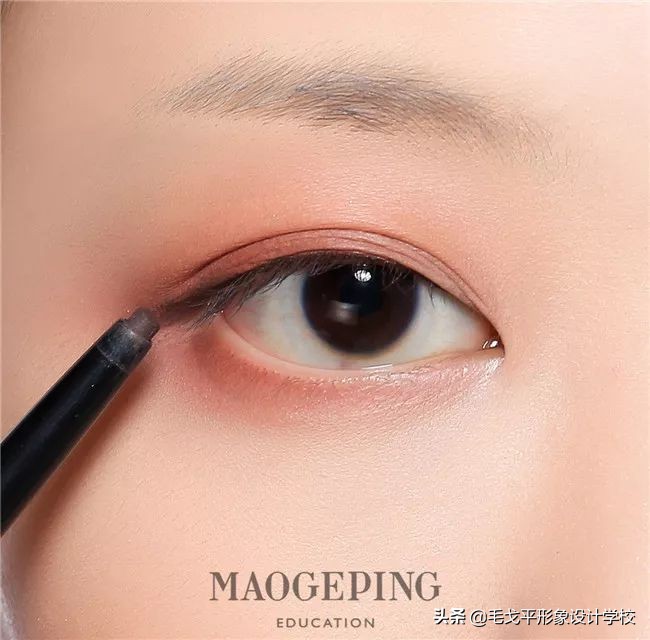 下睫毛多怎么画眼妆放大双眼,肿眼泡怎样放大双眼画眼妆