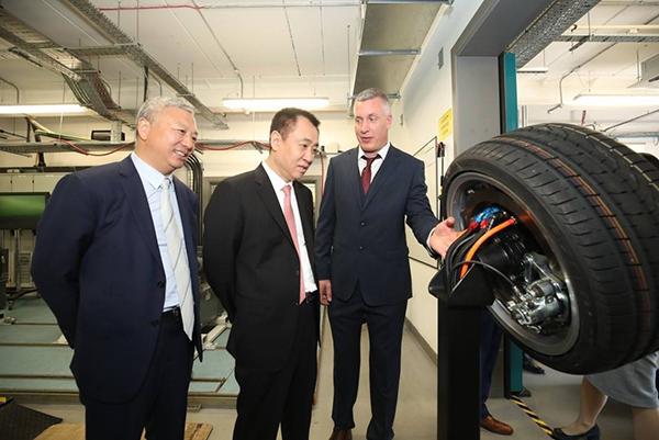 凭什么后来者居上坐第一排,凭什么后来者居上最新视频