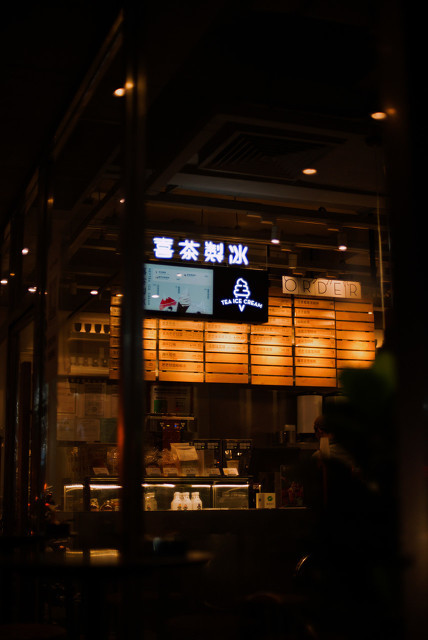 上班像上坟的打工人,为什么要靠奶茶续命