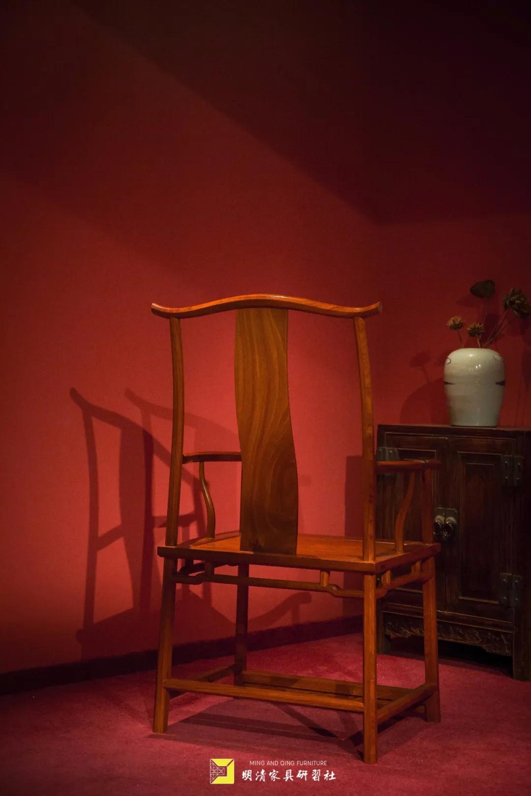 一张椅子风景图,一张好的官帽椅可以保证坐的舒适
