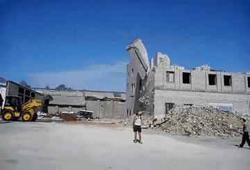 我在学校超市买了一包南京煊赫门收了我19块,我该怎么举报