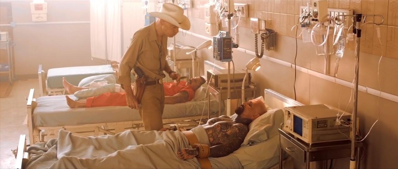 《人体蜈蚣系列》:从全彩到黑白默片重口味背后的荒诞剧情