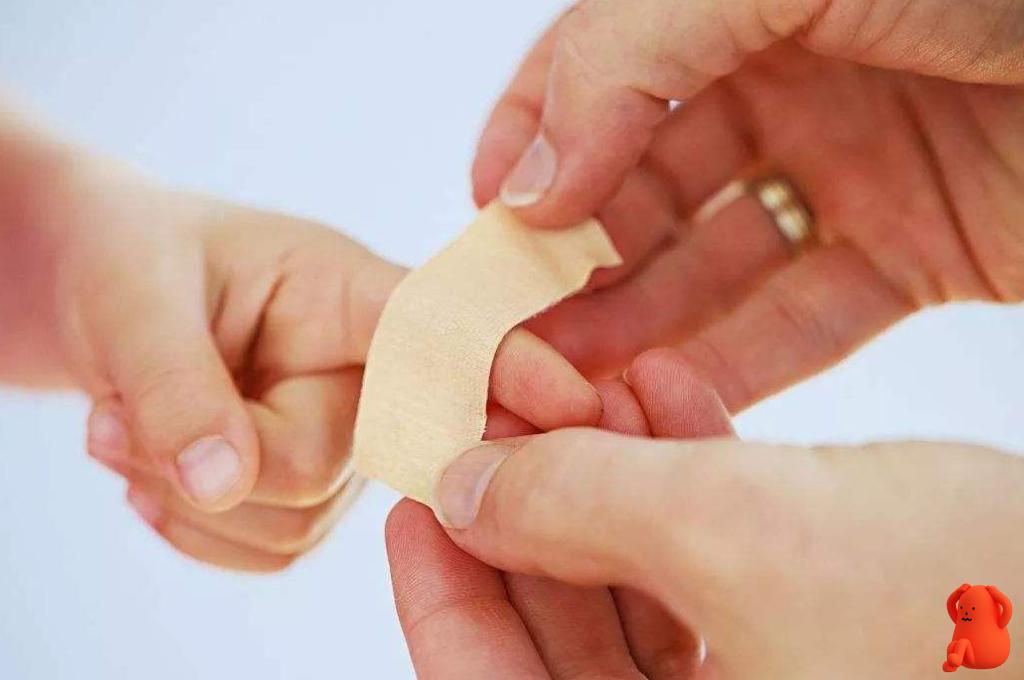 给孩子贴创可贴怎么不容易掉,小孩手受伤贴创可贴好还是不贴好