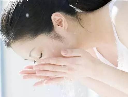 脸上总是爱出油怎么护肤,脸上爱出油怎么办怎么护肤