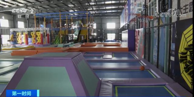 小女孩玩蹦床导致截瘫,最新玩蹦床致截瘫女生身体好转