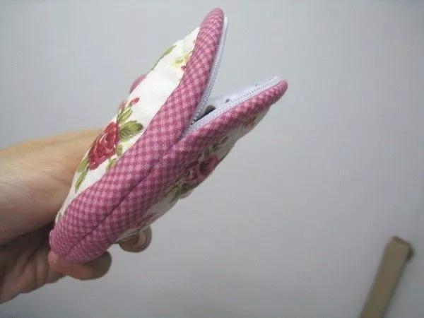 在家用几块小碎布，就能做个玫瑰零钱包，闺蜜看了都想要！附教程