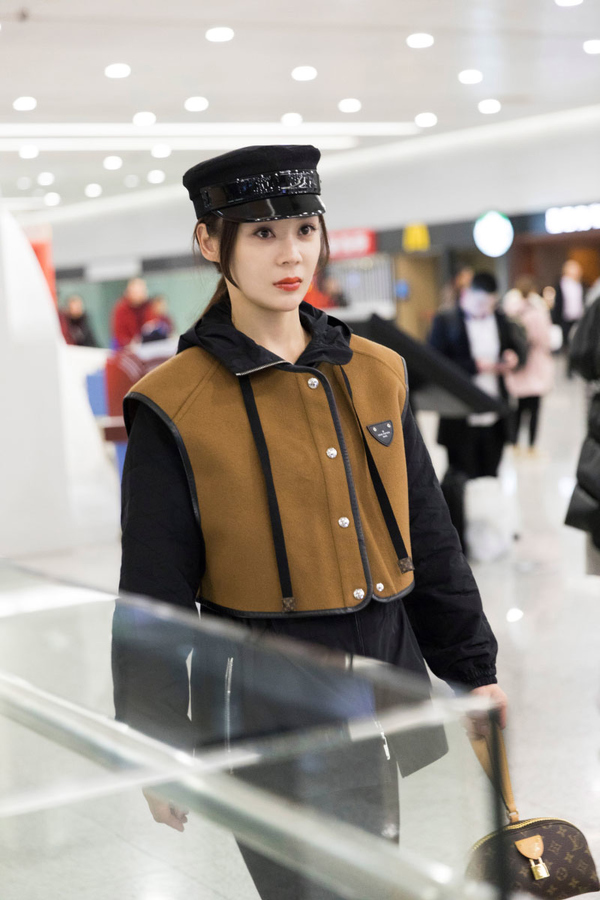 袁姗姗展现马甲线即帅气又好看,袁姗姗黑色西服造型曝光帅气十足