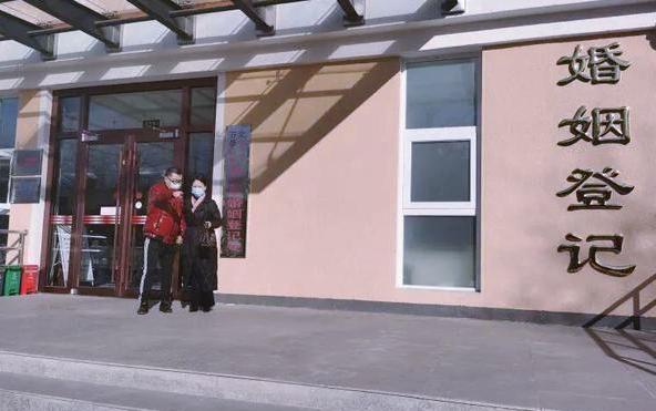 51岁尹相杰与娇妻秀恩爱,尹相杰妻子结婚照