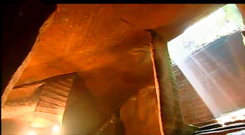 小水塘下藏着巨大山洞,水塘抽干水后专家竟然发现宫殿