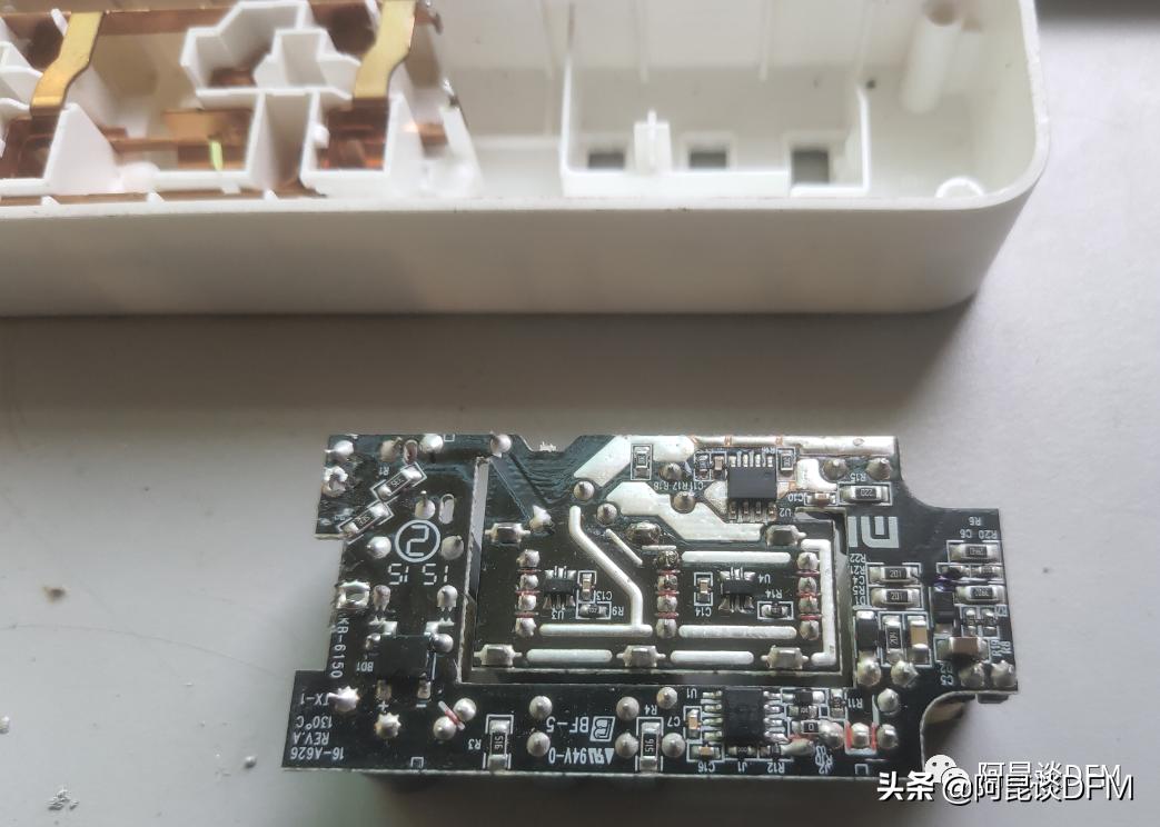 拆解小米插板,小米插座拆解评测