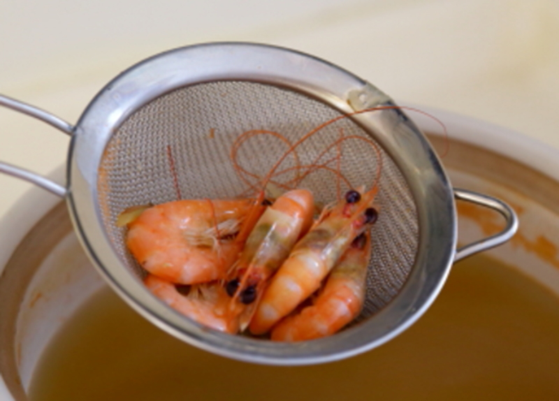 水煮虾是冷水下锅还是开水下锅呢,水煮虾是冷水下还是热水下锅