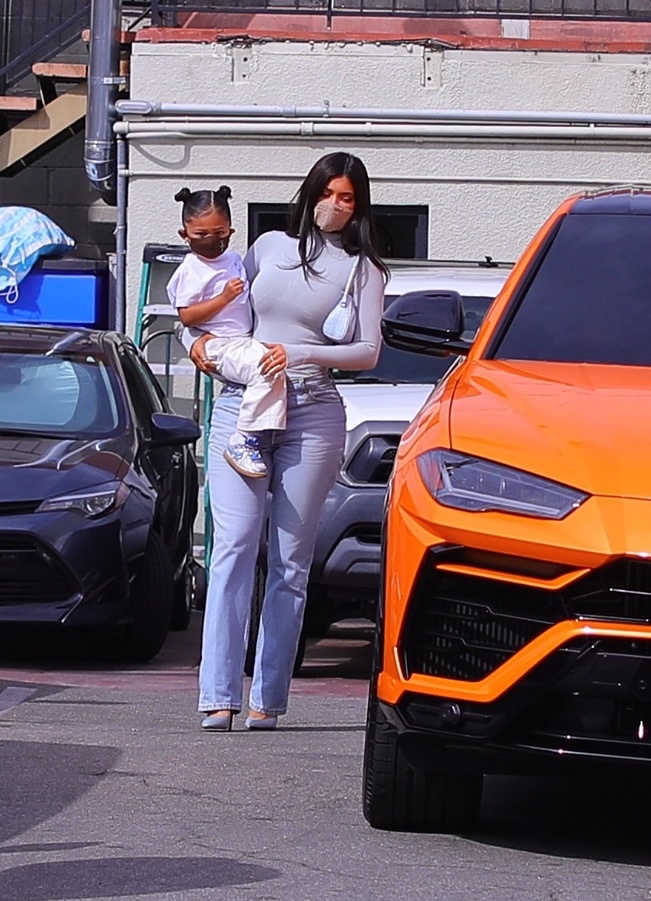 百亿富婆金小妹亚洲蹲迷人!裹黑白闪电连体裤霸气,前凸后翘绝辣