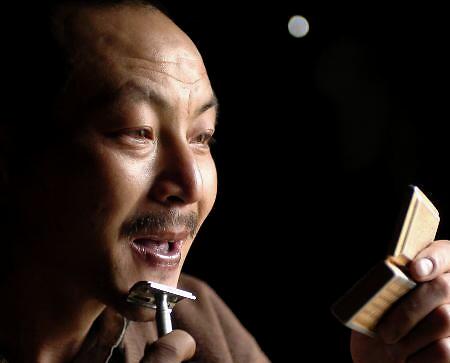 青少年胡子什么时候剃最合适,十几岁男孩长胡子可以刮吗