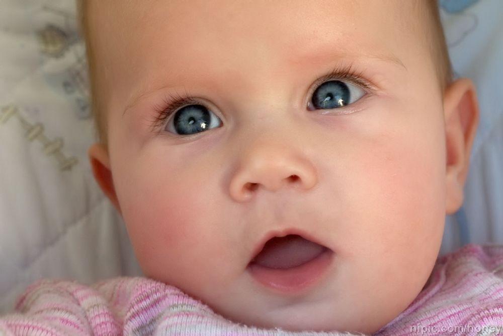 小孩爱舔嘴的习惯怎么根治,小孩老是舔嘴巴一圈红红的很干