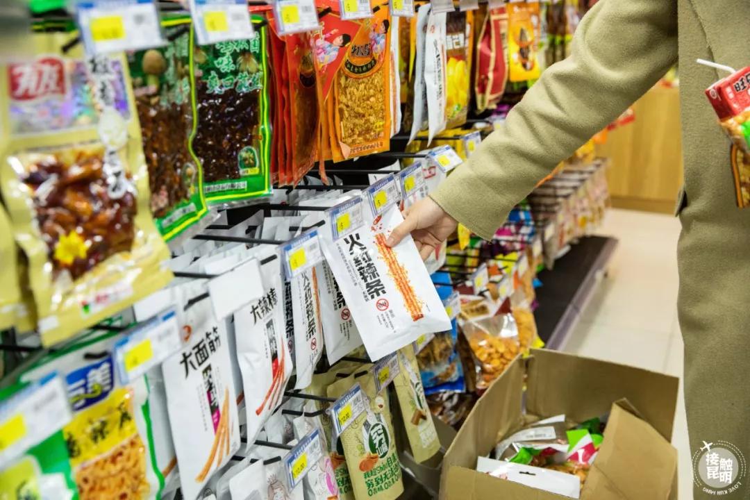 直击春运首日各地出行现场,春运首日直击带上祝福温暖回家