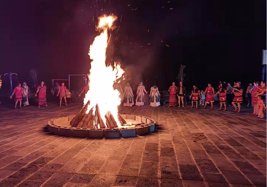 腾冲甘蔗寨：振兴路上*党**旗红古道佤乡换新颜