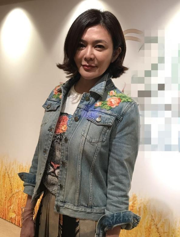 关之琳出席好友生日聚会，与小14岁名媛同框不输阵，颜值妥妥的了