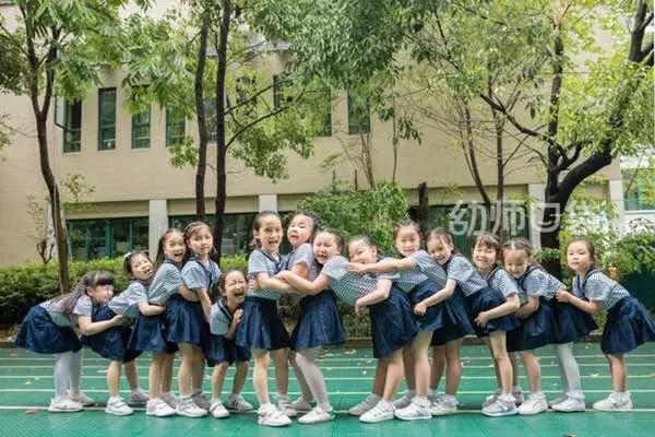 毕业最创意的毕业照多人,毕业照用什么造型好看