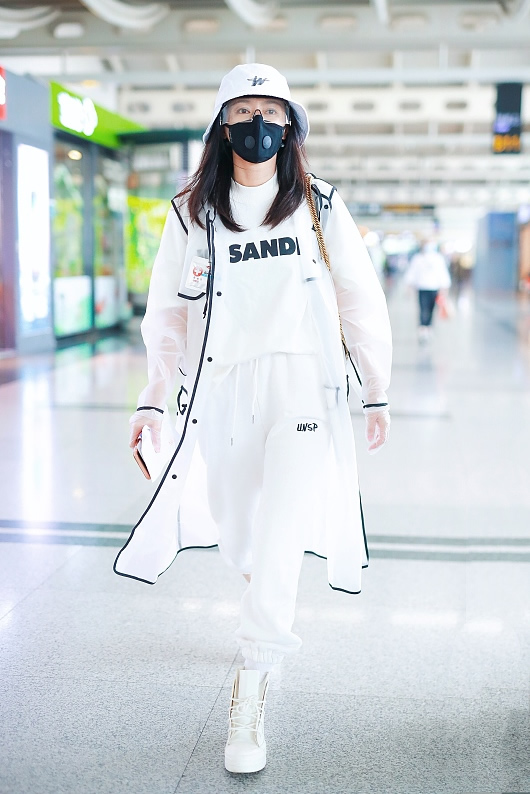 秦岚穿雨衣视频,秦岚白色雨衣图片