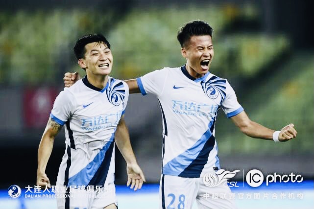 大连人2-1逆转申花斩4连胜,大连人最后一场比赛