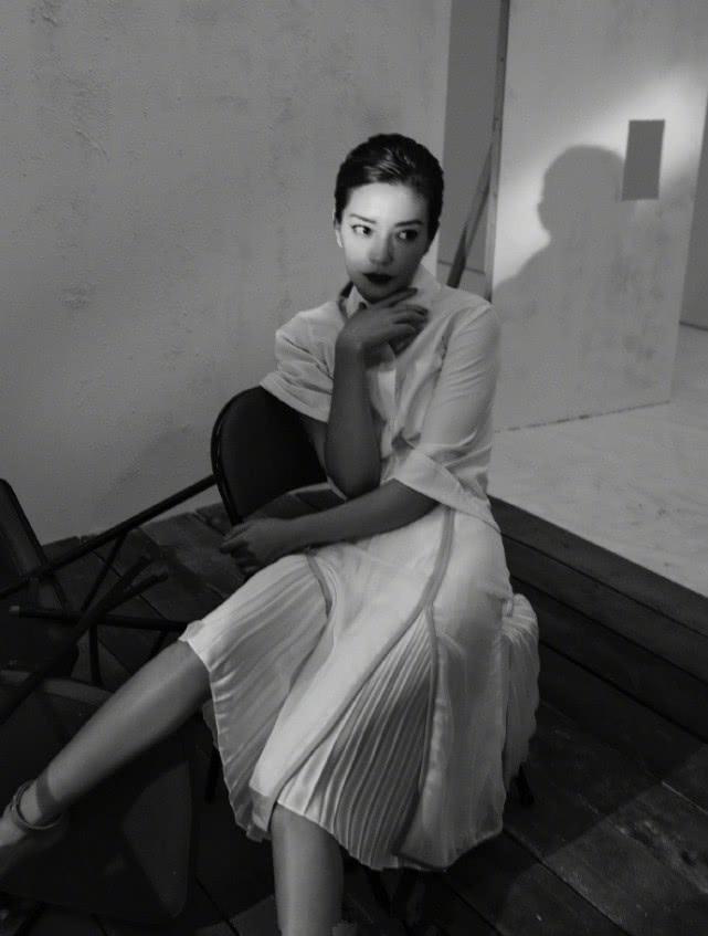 赵薇换短发完整版,赵薇脸型适合扎头发还是披头发