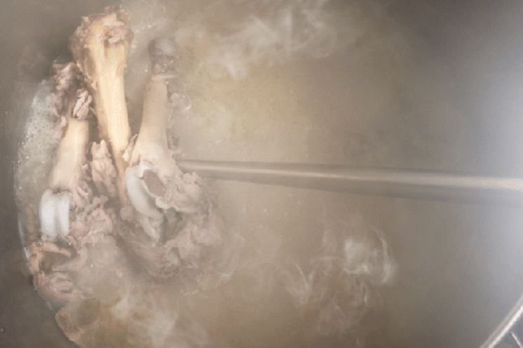 面馆老师傅教你小窍门,20年老汤熬制方法