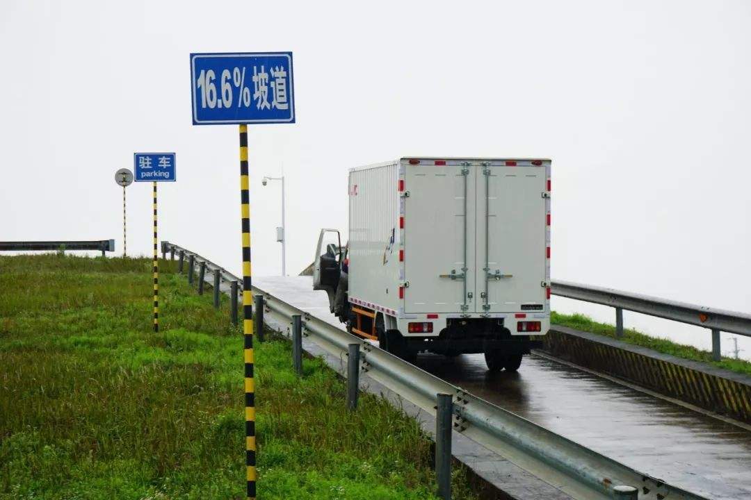 减速时踩离合还是刹车,减速踩刹车时离合器应该踩到底吗