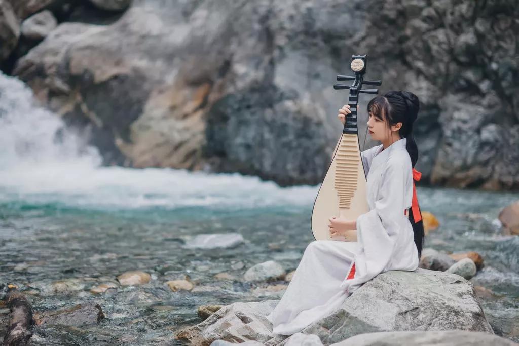 诗经月出的赏析,诗经赏析