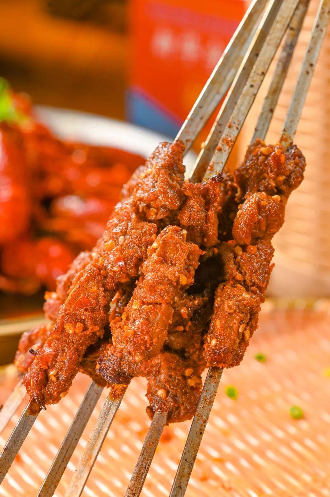 人气爆红的烧烤场，藏在了650㎡的校园课室里