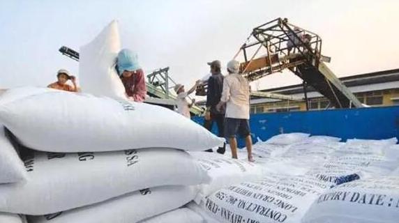 搬起石头砸自己的脚？越南暂停向中国出口大米，自己却损失惨重